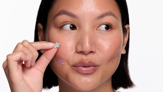 Punti neri sul viso? Non schiacciarli. Ecco la skincare che fa davvero la differenza.